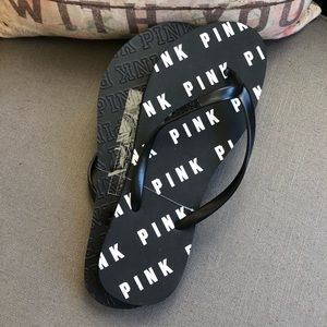 NWT PINK Victoria’s Secret black flip flops 👣